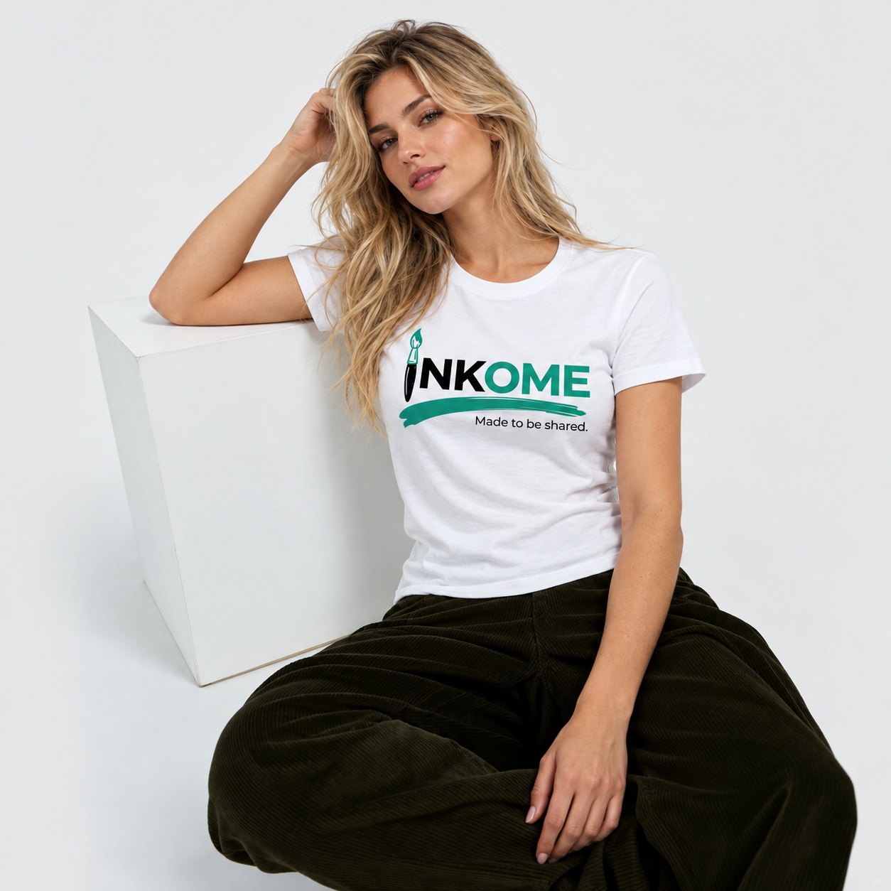 Modella con indosso una maglietta bianca con la stampa INKOME